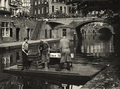 406936 Afbeelding van enkele jongemannen op een schuitje met kratten met drank in de Oudegracht te Utrecht, ter hoogte ...